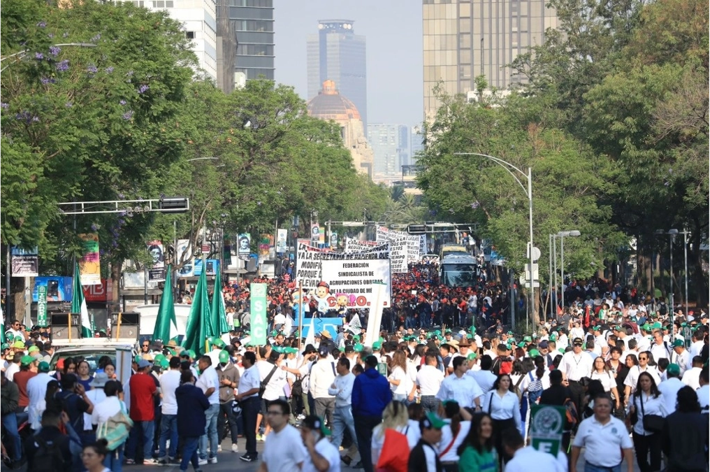 Trabajadores marchan al Zócalo en el Día del Trabajo: exigen mejores salarios y pensiones dignas
