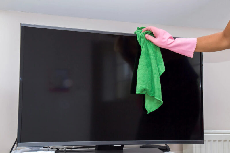 El truco casero para limpiar la pantalla del televisor sin dañarla y con un sencillo ingrediente de tu cocina