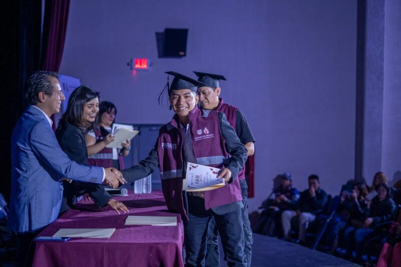 Más de 200 maestros fortalecen la educación digital comunitaria con apoyo de Microsoft
