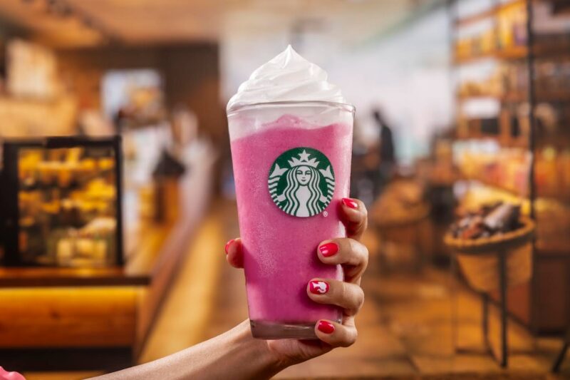 Starbucks México y Barbie lanzan colección rosa con bebidas y accesorios
