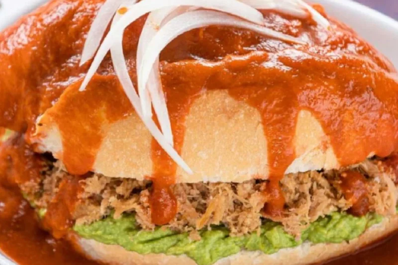 El pambazo poblano, el antojito callejero que tienes que probar al menos una vez en la vida