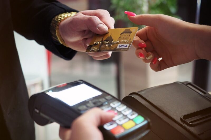 Créditos Fáciles: La Letra Pequeña que los Bancos Ocultán en Promesas Doradas