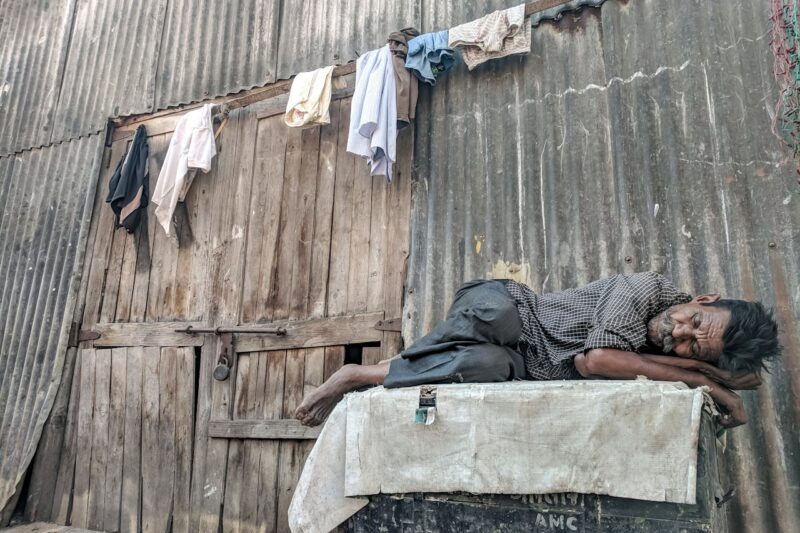 La pobreza es pegajosa: claves desde la mirada keynesiana