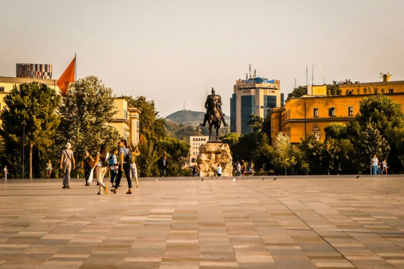 Tirana: el resplandor de una capital que se pintó a sí misma