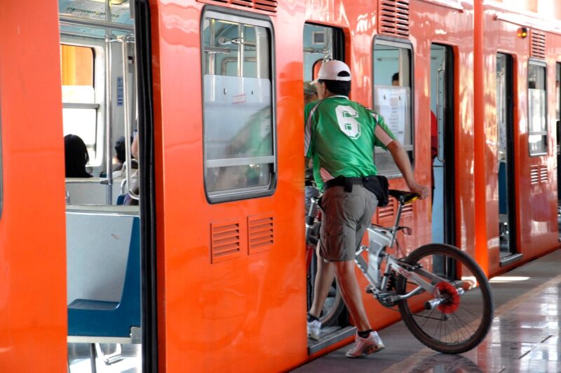 El Metro permitirá el acceso con bicicletas este sábado por el Paseo Nocturno de Día de Muertos