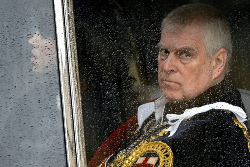 El rey Carlos III despoja al príncipe Andrés de sus títulos y privilegios reales