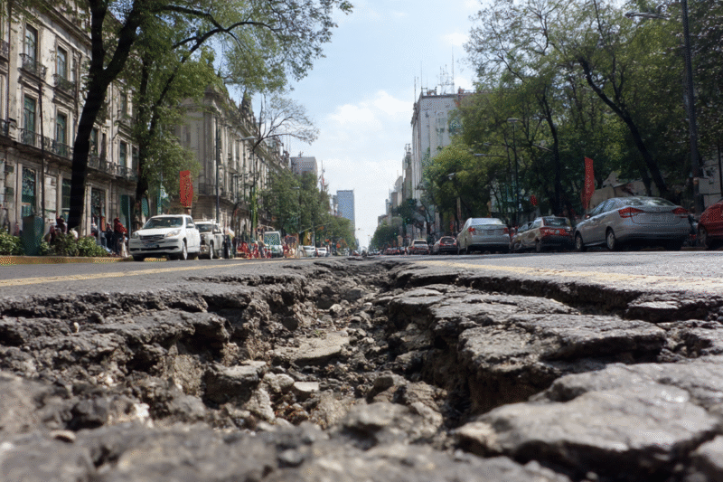 Baches y socavones: la otra epidemia que golpea a la CDMX
