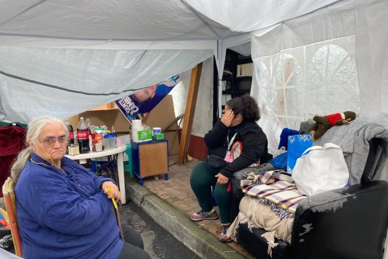 Desalojan a vecinos en Popotla; una mujer de 68 años resiste bajo una carpa tras 47 años en su vivienda