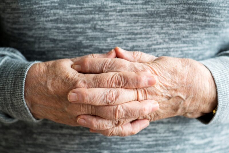 La ventaja de la longevidad femenina: un enigma biológico y social que se desvela