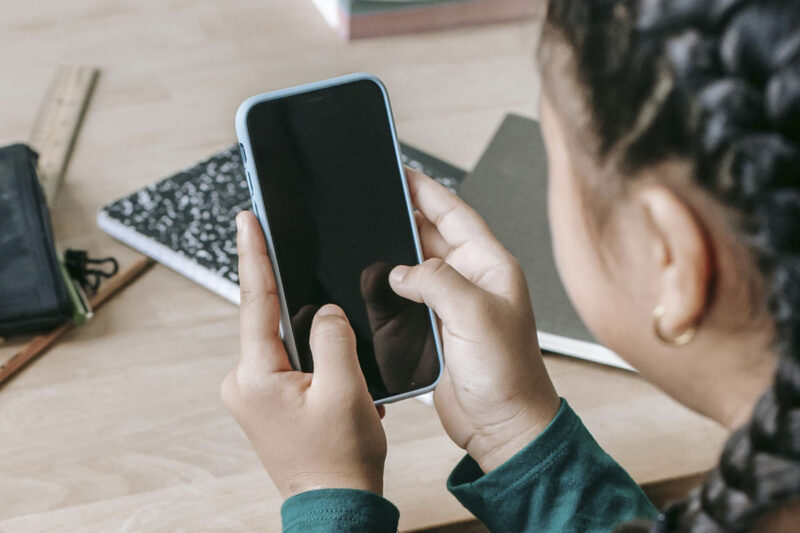 Control parental en celulares mejora el sueño y el rendimiento escolar en adolescentes