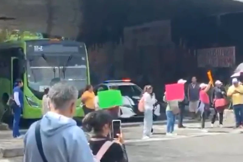 Bloqueo en Calzada de Tlalpan por trabajadores de pipas que exigen mejorar tiempos de abastecimiento