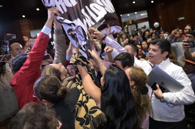 Empujones y lona en el pleno: PRI y Morena se enredan en receso en San Lázaro