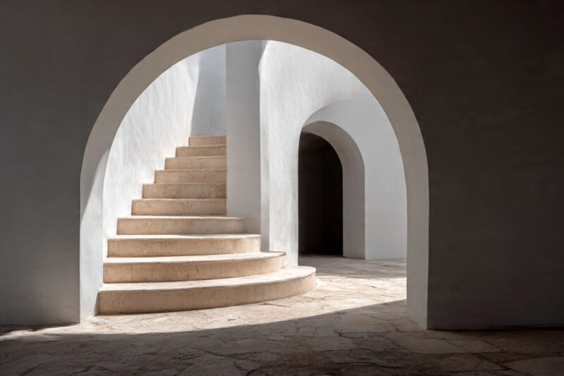 Arcos de encanto: la geometría curva que redefine los hogares en 2025