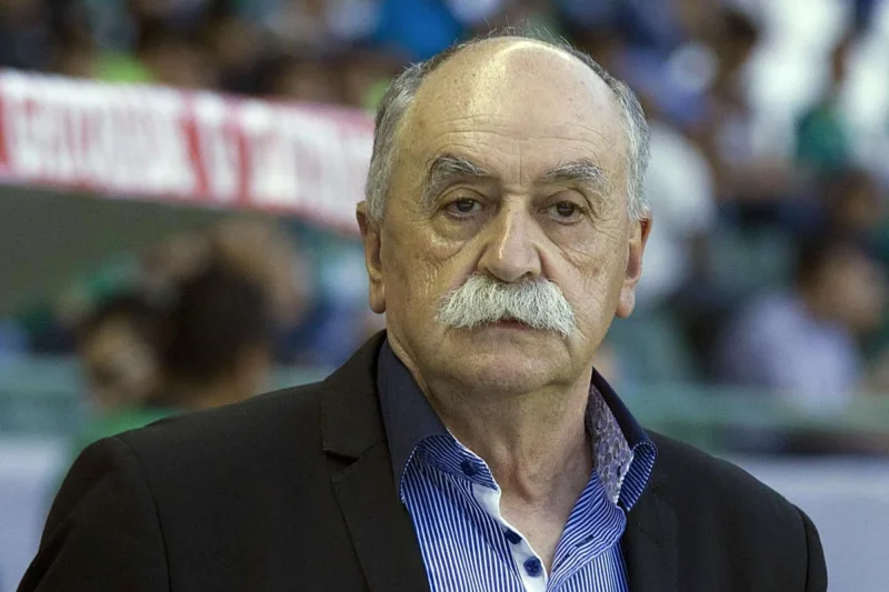 Chivas lamenta la muerte de su ex técnico Xabier Azkargorta y le rinde homenaje