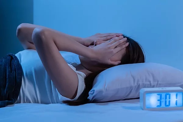 Alimentos ultraprocesados y sueño: cómo ciertos aditivos están asociados a más despertares nocturnos