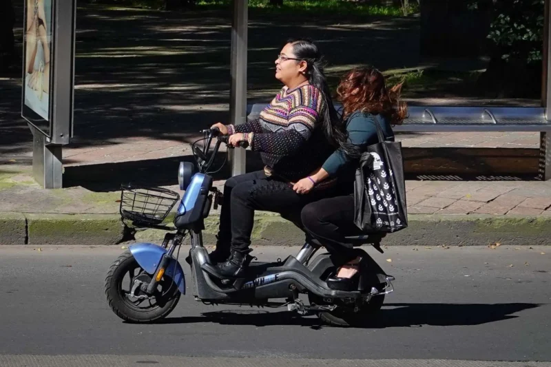 El boom de las motos eléctricas de bajo costo: ¿solución al tráfico o un nuevo dolor de cabeza?