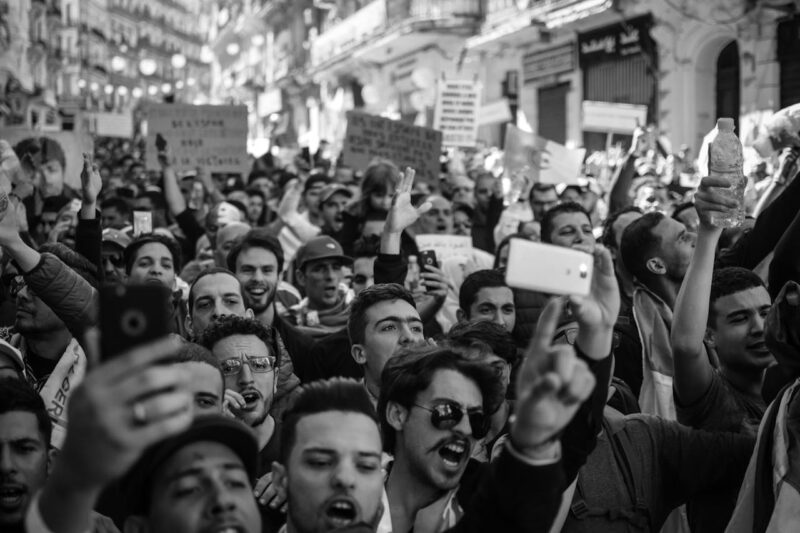 Tu smartphone como herramienta de protesta: apps y consejos para documentar, comunicar y mantenerte seguro en una manifestación