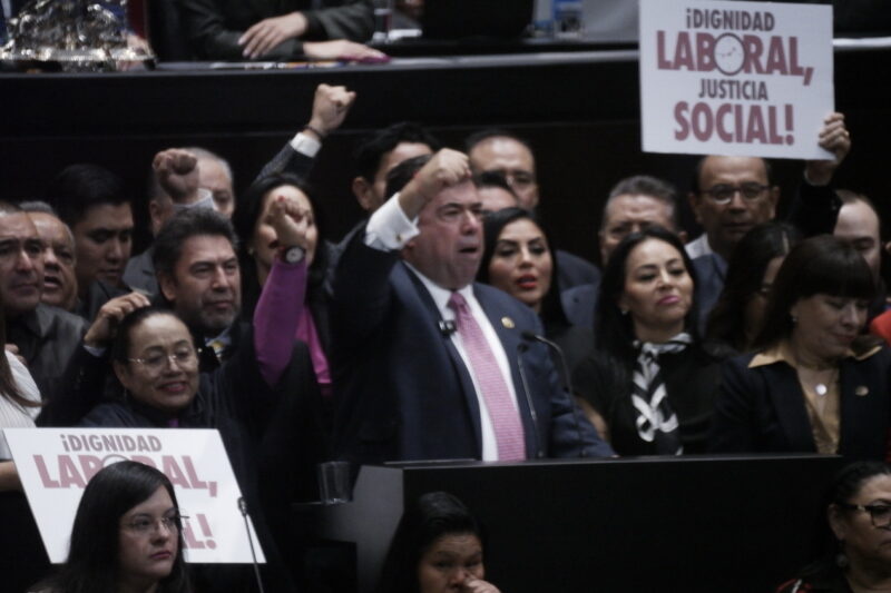 Mexicanos «quemados»: Reforma busca frenar epidemia de estrés y fatiga laboral