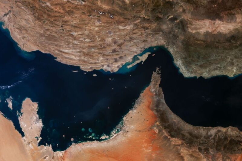 Irán cierra el estrecho de Ormuz: Amenaza con incendiar cualquier buque extranjero